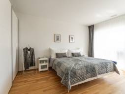 gemachtes Bett im Zimmer