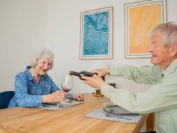 Mann schenkt Frau Wein ein