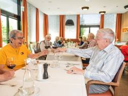 Personen am essen im Restaurant