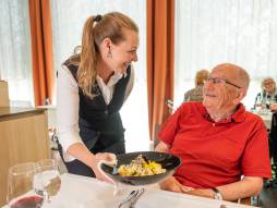 Frau serviert Mann Essen
