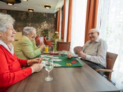 drei Personen am Tisch am spielen