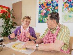 Frau und Mann am Backen