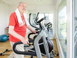 Mann im Trainingsraum am Übungen machen