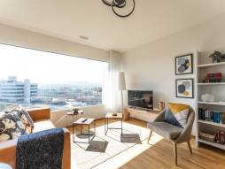Wohnzimmer mit Sonnenlicht