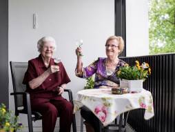 Zwei Frauen auf dem Balkon