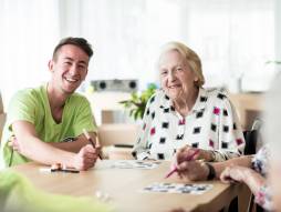 Mitarbeiter und Bewohnerin in der Aktivierung