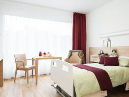Pflegezimmer mit Pflegebett