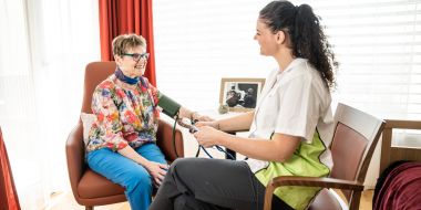 Pflegerin misst Bewohnerin Bludruck