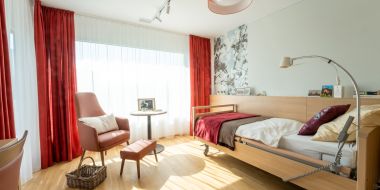 Pflegezimmer mit Pflegebett