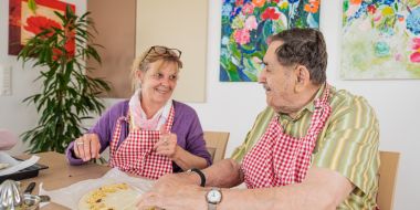 Mann und Frau am backen