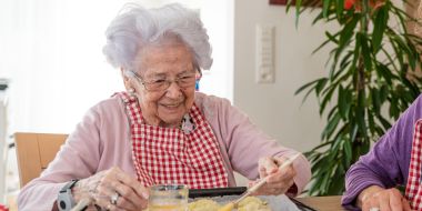 Frau am backen