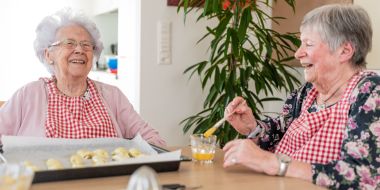 Zwei Frauen am backen