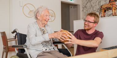Frau und Mann am Übung machen
