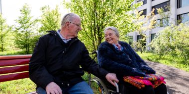 Frau und Mann im Park