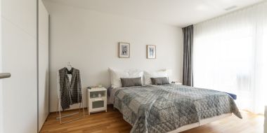 gemachtes Bett im Zimmer