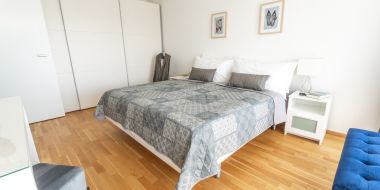 gemachtes Bett im Zimmer