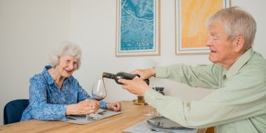 Mann schenkt Frau Wein ein