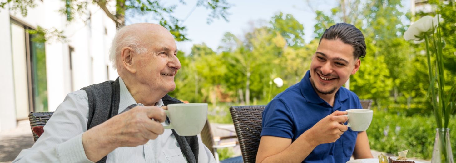 2 Herren am Kaffee trinken