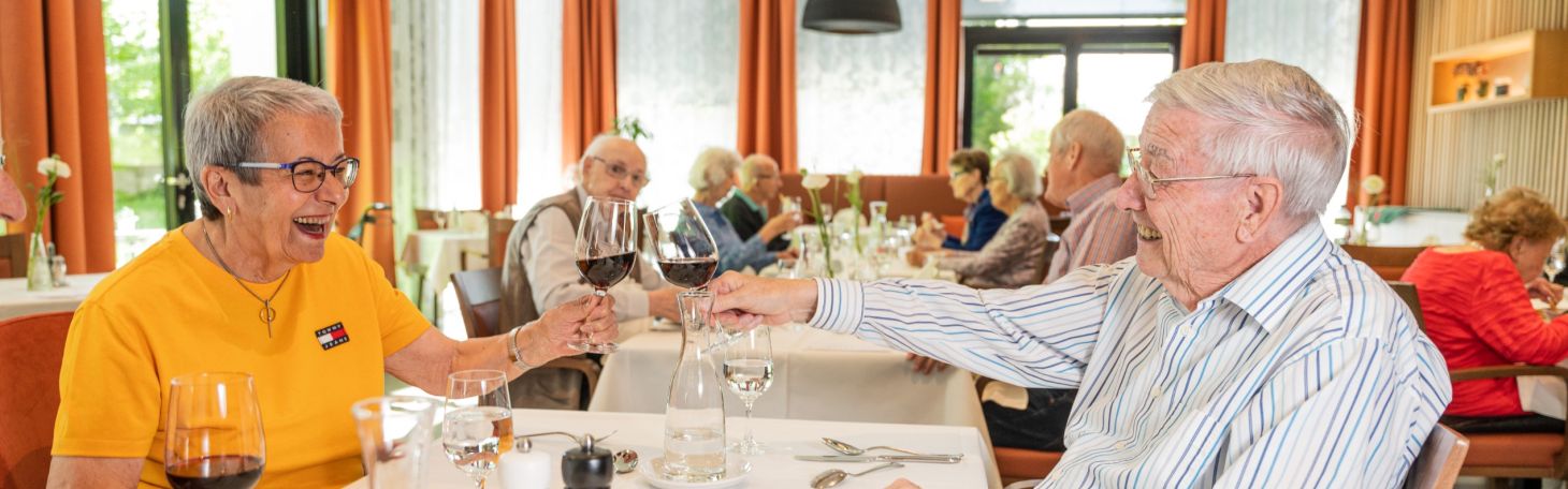 Zwei Personen am anstossen