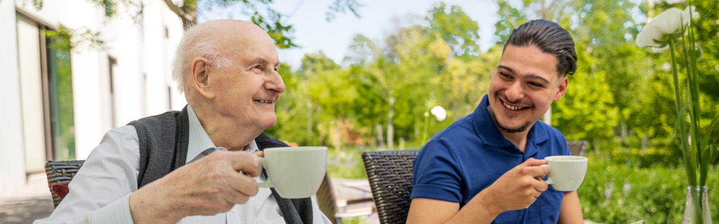 2 Herren am Kaffee trinken