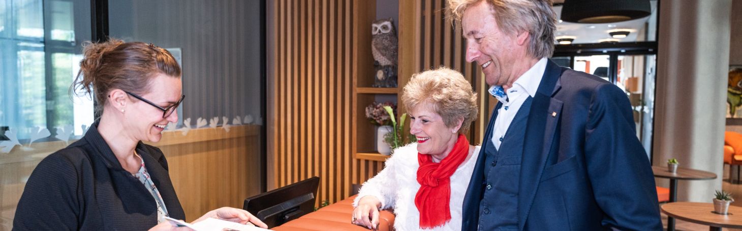 drei Personen an der Rezepton