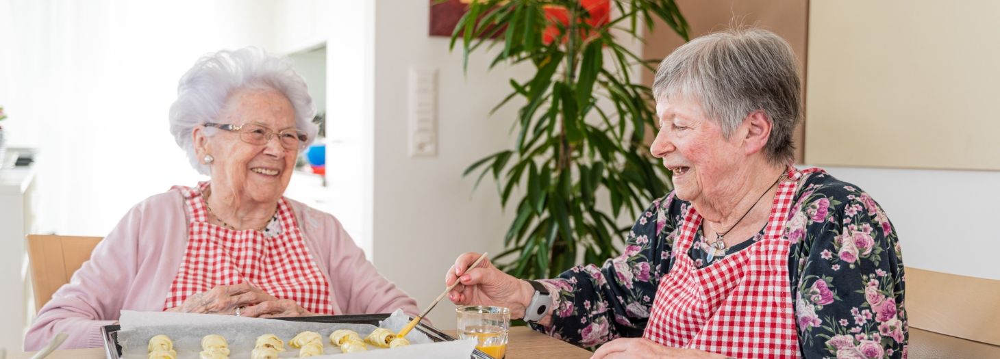 Zwei Frauen am Backen