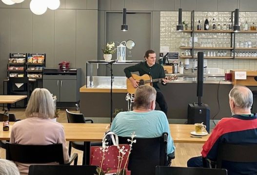 Gitarrist und Komponist Tobias Engeler in der Senevita