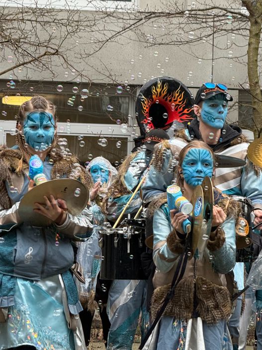 Fasnacht in der Senevita Giesserei mit Röräheizer-Guggenmusik