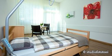 Pflegezimmer mit Pflegebett