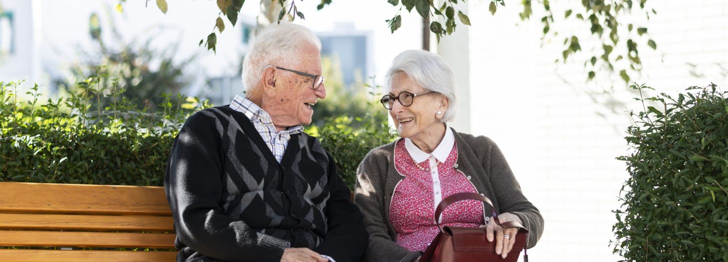 Mann und Frau auf der Bank