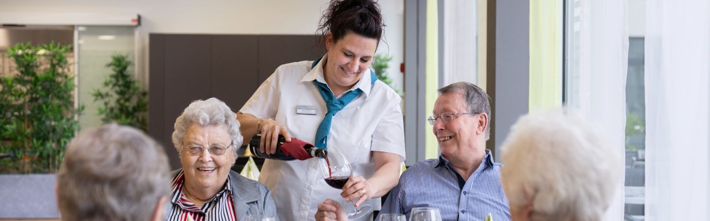 Vier Personen am Tisch