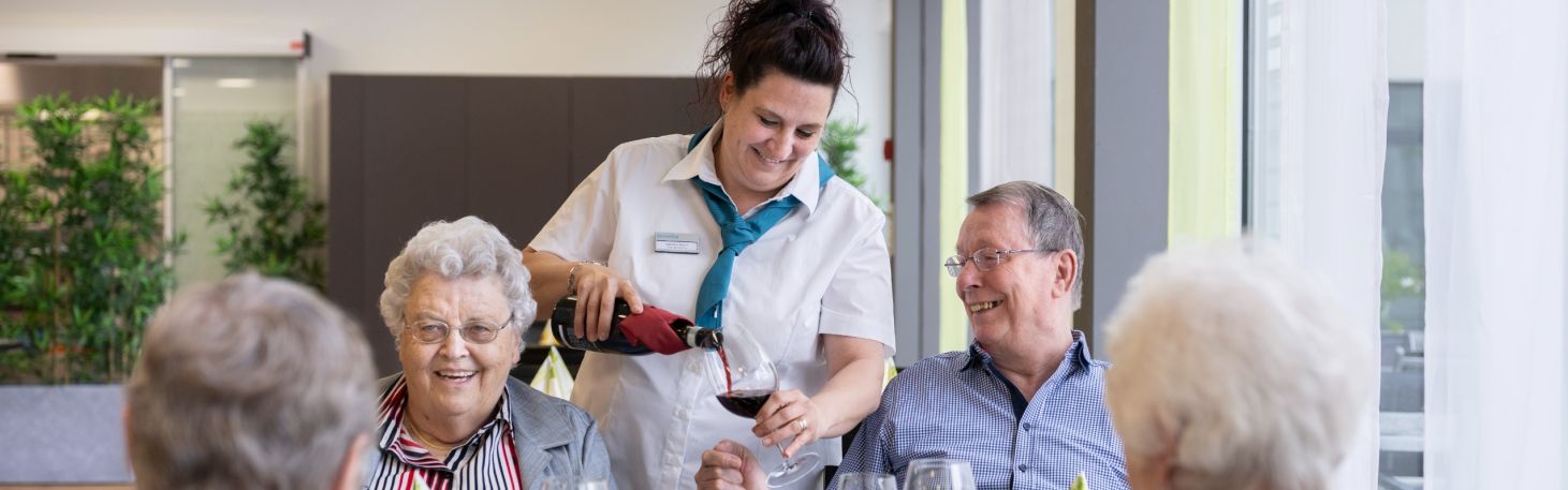 Vier Personen am Tisch