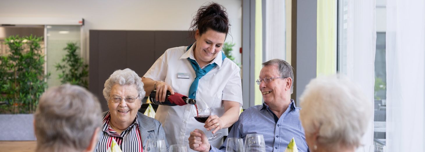 Vier Personen am Tisch