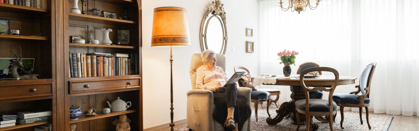 Frau in einer Wohnung