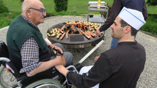  Grillen auf der Feuerschale mit unseren Bewohnenden