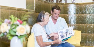 Mitarbeiter und Frau lesen das Magazin