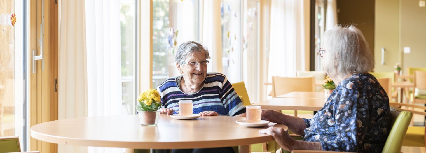 Zwei Frauen am Kaffee trinken