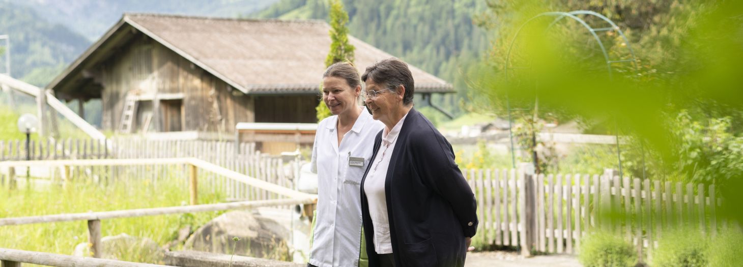 Zwei Frauen draussen