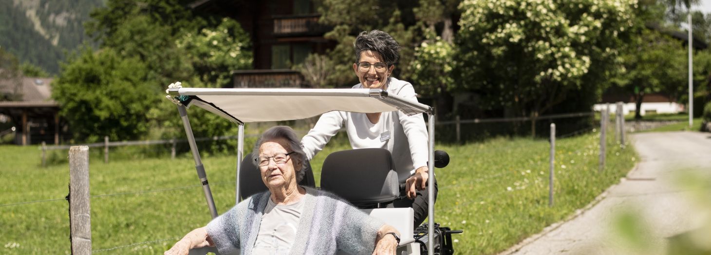 Zwei Frauen draussen