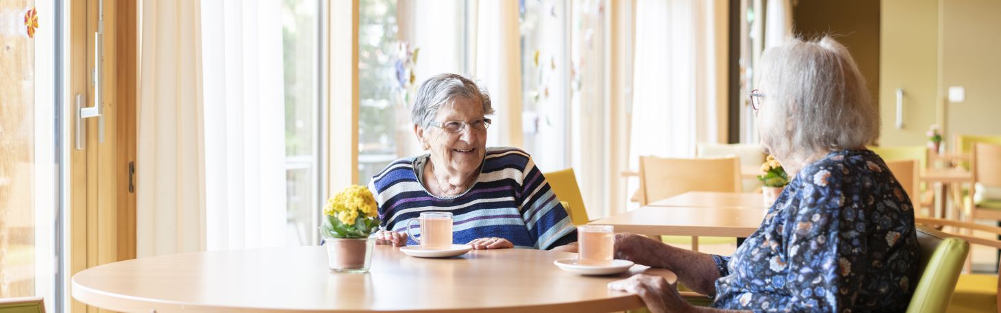 Zwei Frauen am Kaffee trinken