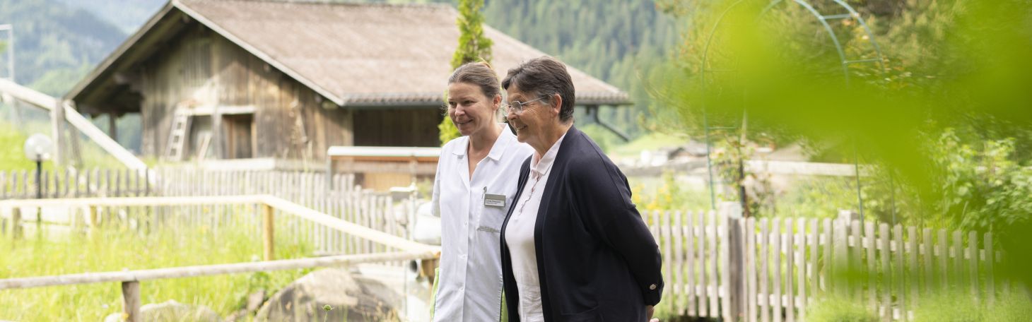 Zwei Frauen draussen