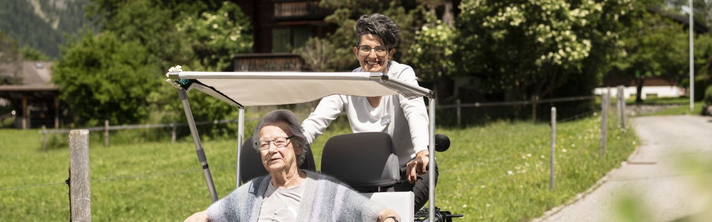 Zwei Frauen draussen