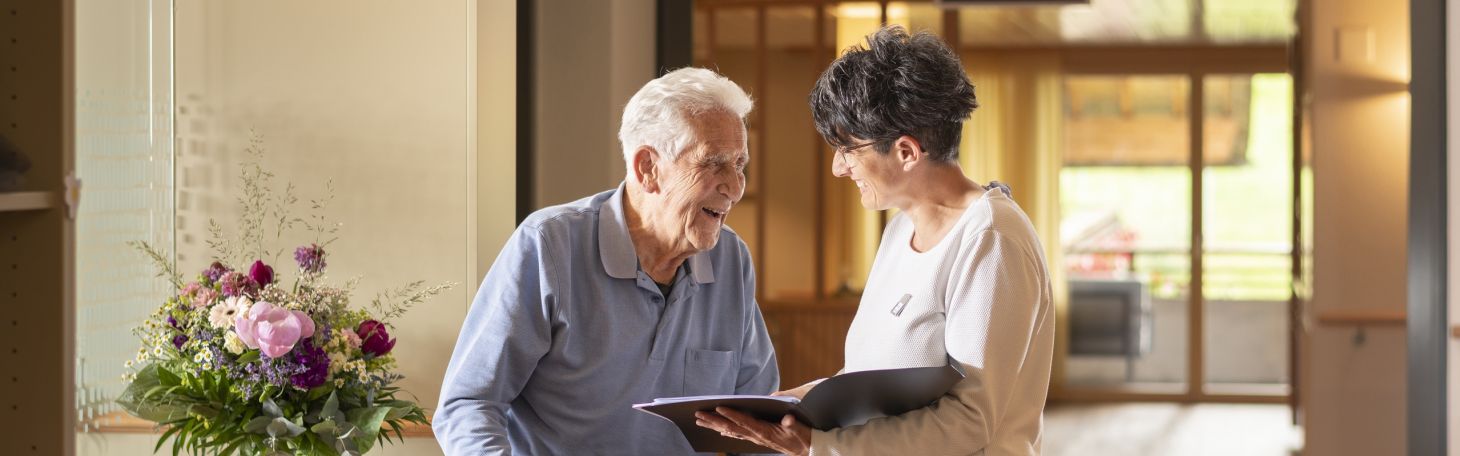 Zwei Personen an der Rezeption