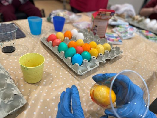Ostereierfärben mit den Bewohnenden