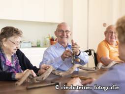 Bewohnende am spielen