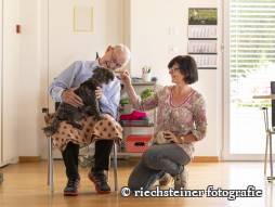 Mann und Frau mit Hund
