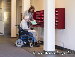 Mitarbeiterin mit Bewohner