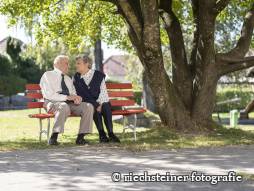 Mann und Frau auf der Bank