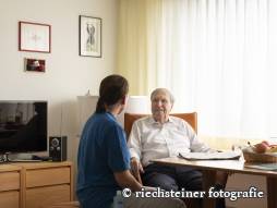 Bewohner mit Pflegerin