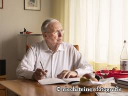 Bewohner am Tisch
